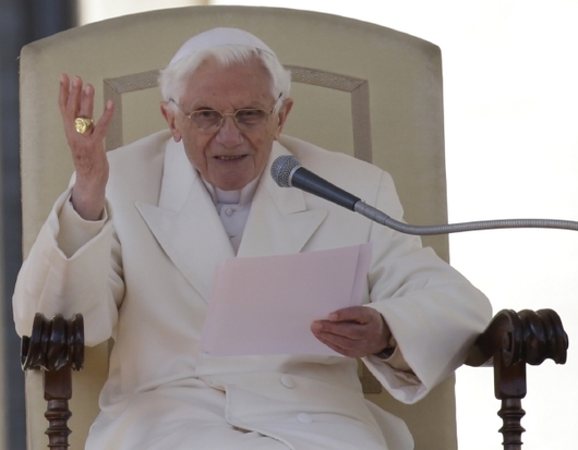 Papež Benedikt XVI. se loučí s věřícími.