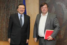 Za nápadem stojí předseda N-VA Bart de Wever (vpravo). Na snímku z doby, kdy vážil o desítky kilogramů více než dnes, s předsedou Evropské komise José Manuelem Barrosem.