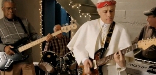 Benedikt XVI. válí na kytaru.