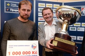 Trenér Zlína Rostislav Vlach (vlevo) a prezident klubu Miroslav Adámek převzali Prezidentský pohár pro vítěze základní části hokejové extraligy.