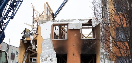Demolice poškozeného domu dál pokračuje, podle odhadů by se lidé mohli nastěhovat nejdříve příští týden.