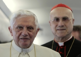 Dvojčata? Papež a kardinál komoří.