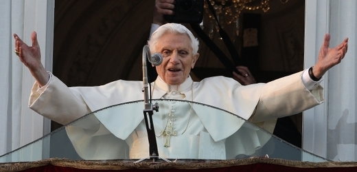 Papež Benedikt XVI. se rozloučil s věřícími.