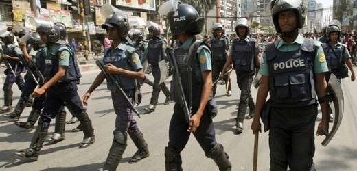 Policie zasahuje proti demosntracím islamistů.