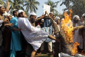 Islamisté protestují proti souzení svých souvěrců.