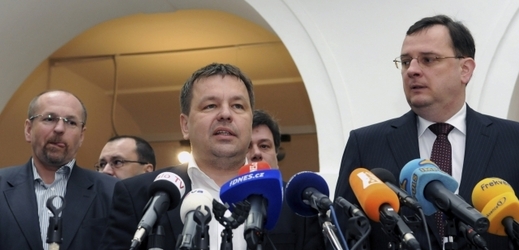 Ivan Fuksa (zleva), Petr Tluchoř a premiér Petr Nečas.