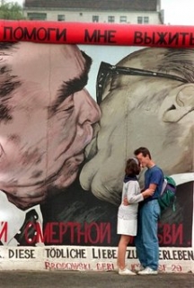 Turisté se také často fotografují u líbajících se komunistických vůdců Leonida Brežněva a Ericha Honeckera.