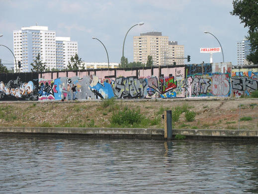 East Side Gallery je dnes jediným větším souvislým zbytkem bývalé Berlínské zdi.