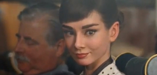 Audrey Hepburnová jako živá v reklamě na čokoládu.