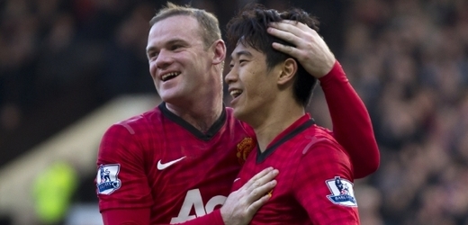 Autor hattricku Kagawa (vpravo) se raduje s Rooneym.