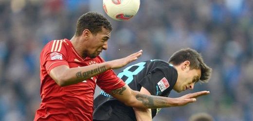 Hráč Bayernu Jerome Boateng vyhrává hlavičkový souboj v duelu s Hoffenheimem.