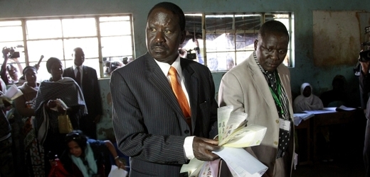 Prezidentský kandidát Raila Odinga se chystá na volby.