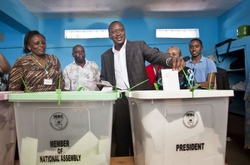 Prezidentský kandidát Uhuru Kenyatta u volební urny.