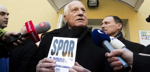 Dosluhující prezident Václav Klaus se svou knihou o amnestii.