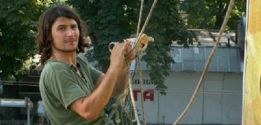 Sebeupálený Goranov byl nadšeným horolezcem.