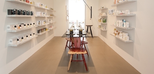 V beauty concept store Ingredients najdete kromě parfémů také svíčky nebo kosmetiku.