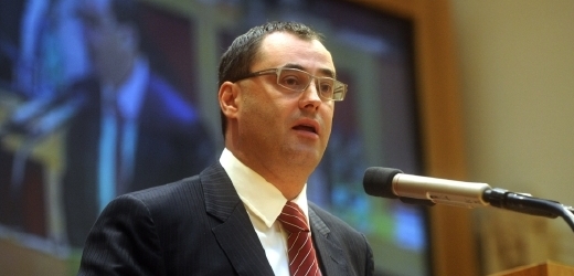 Poslanec ODS Boris Šťastný označil jednoho z iniciátorů žaloby Jiřího Dienstbiera za kreténa a sociopata.