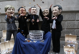 Protesty proti mrhání západních miliard v Afghánistánu (Londýn 2011).