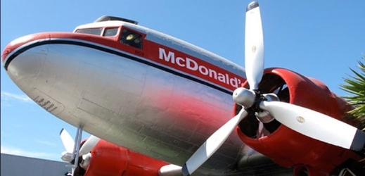 Taupo (Nový Zéland). Jako jediná pobočka na světě sídlí zdejší McDonald's ve vyřazeném letadle DC3. Nabízí možnost večeře v kabině i návštěvu kokpitu.