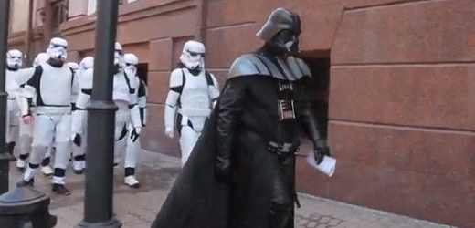 Na ukrajinské ministerstvo spravedlnosti přišel Darth Vader v doprovodu Stormtrooperů.