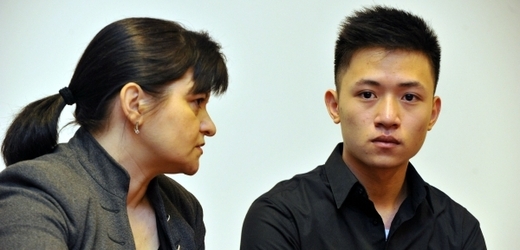 Syn zabitého Vietnamce (na fotografii) žádal původně po státu 50 milionů korun odškodného. Vlevo soudní překladatelka Ivana Herlingerová.