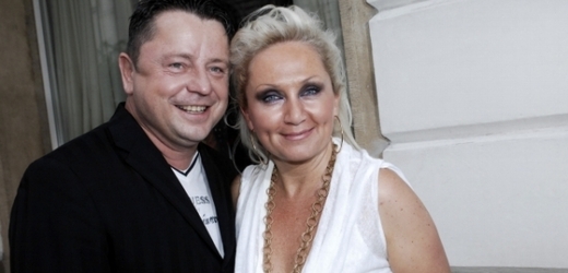 Nové album obsahuje například i duet Petra Muka s Bárou Basikovou.