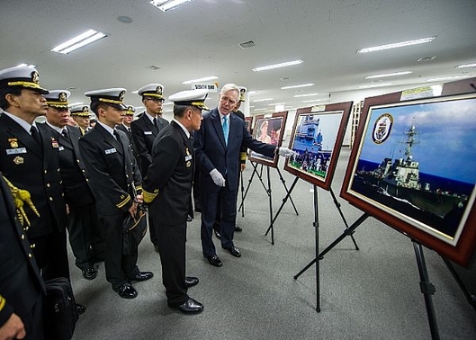 Američtí vojáci na návštěvě námořní akademie jihokorejské armády.