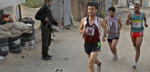 Maratonci v Gaze roku 2012.
