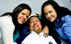 Takto se na smrt nemocný Chávez vyfotil na Kubě se svými dcerami, aby svět přesvědčil, že se mu daří dobře.