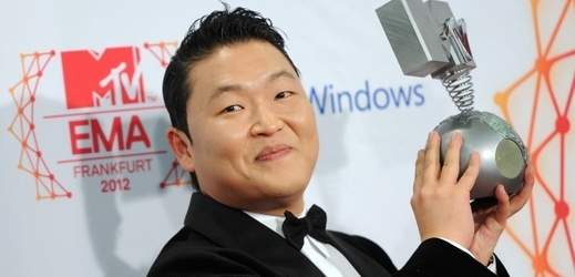 Na objev roku je nominovaný i jihokorejský zpěvák Psy, jehož klip k písni Gangnam style se stal nejsledovanějším videem YouTube všech dob.