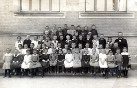 Školní děti v roce 1913.