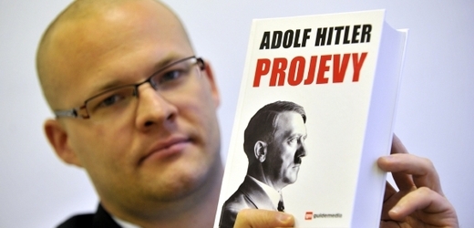 Nakladatel Pavel Kamas s knihou Adolf Hitler: Projevy.