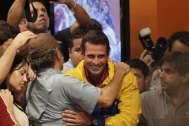 Capriles mezi svými příznivci.