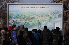 Nebezpečný soused. Turisté si na severu Jižní Koreje prohlížejí mapu hranic s KLDR.