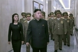 Kim Čong-un s chotí na nejmenované vojenské základně.