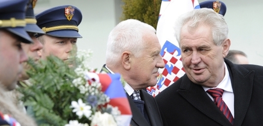 Odcházející prezident Václav Klaus (uprostřed) a nastupující Miloš Zeman (vpravo) položili 7. března v Lánech společně věnec k hrobu Tomáše Garrigua Masaryka.