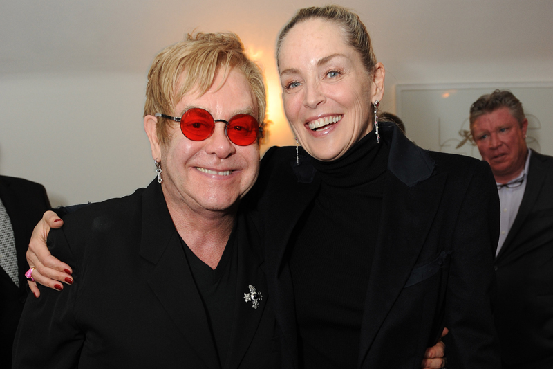 Se zpěvákem Eltonem Johnem v únoru letošního roku v Los Angeles. (Foto:ČTK/AP)