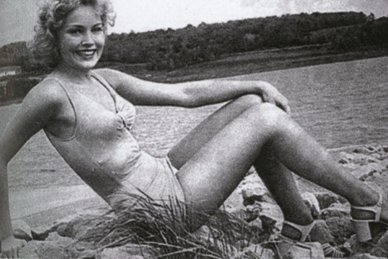 Mladičká Sharon na nedatovaném archivním snímku. Svou kariéru začínala v soutěžích krásy a v reklamě na vůz značky Ford. (Foto: profimedia.cz)