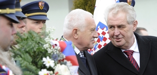 Václav Klaus (vlevo) s Milošem Zemanem při pokládání věnců.