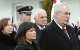 Václav Klaus a Miloš Zeman se svými manželkami Livií a Ivanou.