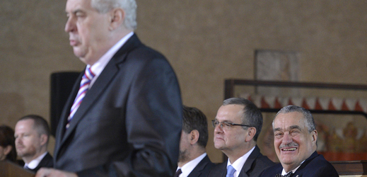 Vydařená momentka zachycuje Miloše Zemana při projevu a smějícího se ministra zahraničí Karla Schwarzenberga (vpravo), kterého Zeman porazil v prezidentských volbách.