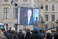 Projev nově zvoleného prezidenta sledovali lidé na Hradčanském náměstí na velkoplošné obrazovce. (Foto: Jakub Stadler)