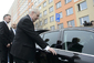 Zeman nastupuje do auta, které jej odveze na inauguraci. (Foto: ČTK)