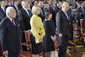 Ivana Zemanová zvolila k příležitosti inaugurace svého manžela jednoduché černé šaty, jeho dcera Kateřina žlutou halenku a doplňky. (Foto: ČTK)