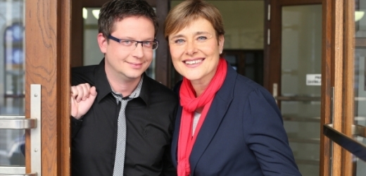 Programem provedou diváky televizní průvodci- Marie Retková a Aleš Cibulka.