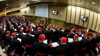 První setkáníákardinálů ve Vatikánu před volbou nového papeže.