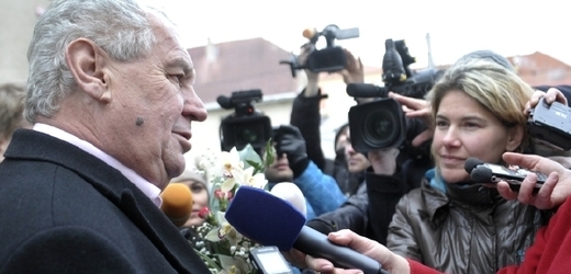 Prezident Miloš Zeman v obklopení novinářů.