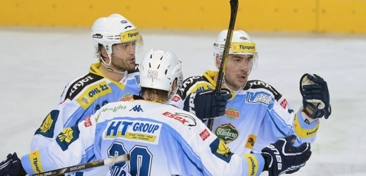 Hokejisté Komety Brno se radují z gólu.