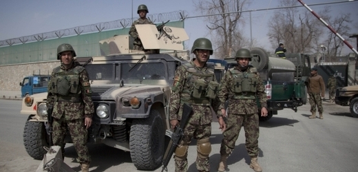 Vojáci hlídají ministerstvo obrany potom, co byl v blízkosti spáchán sebevražedný atentát.