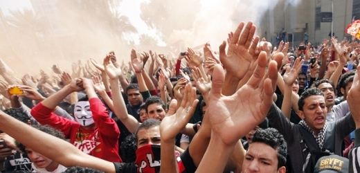 Fotbaloví fanoušci slaví po oznámení rozsudku.